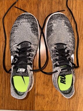 Nike women’s Black and Gray Knit Running Shoes size 8
